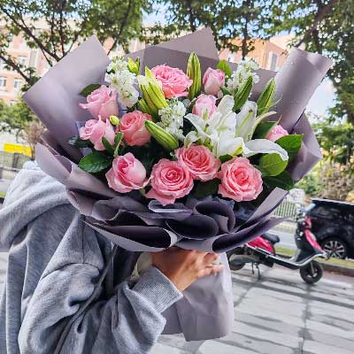 深圳11朵戴安娜粉玫瑰百合，与你一起追逐梦想