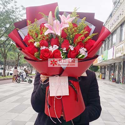 深圳19朵红玫瑰百合，与你幸福前行